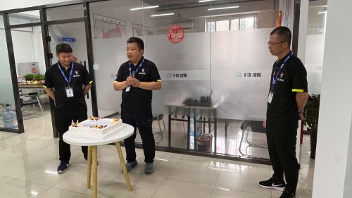 張校，馮校，闞校，三位校長切沈陽校區(qū)三周年蛋糕